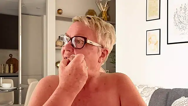 GrannyChrissy68 online show from April 8, 5:03 pm