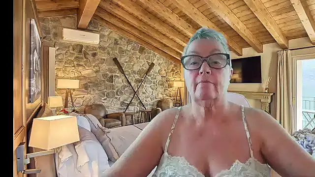 GrannyChrissy68 online show from December 21, 2:41 pm