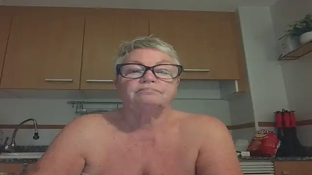 GrannyChrissy68 online show from September 27, 8:37 pm
