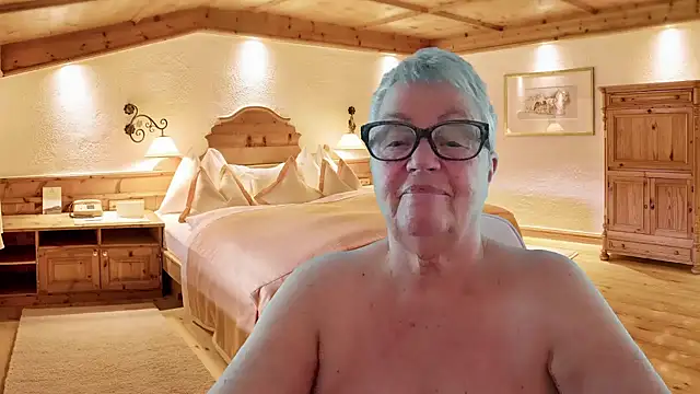 GrannyChrissy68 online show from December 16, 8:35 pm