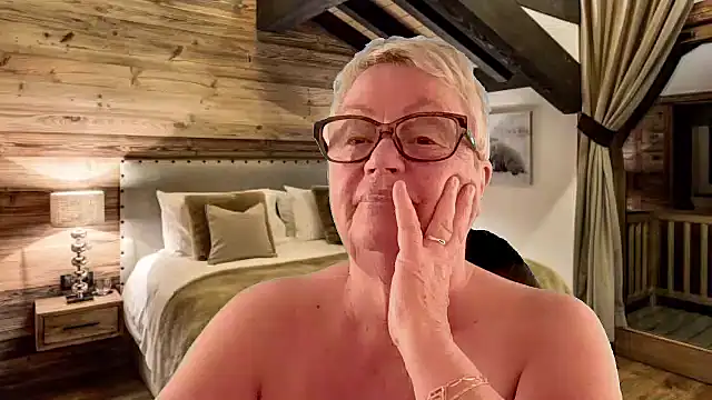 GrannyChrissy68 online show from March 16, 10:01 pm