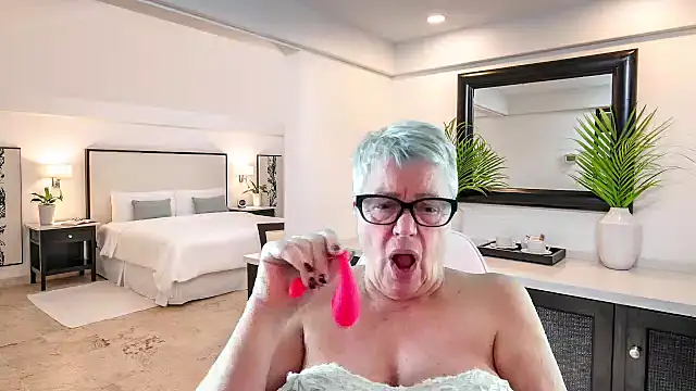 GrannyChrissy68 online show from December 22, 2:50 pm