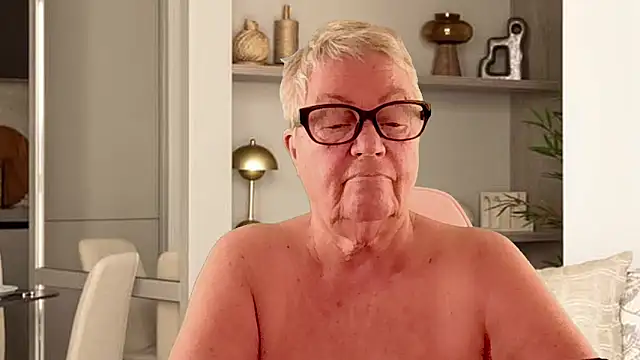 GrannyChrissy68 online show from April 10, 12:23 pm