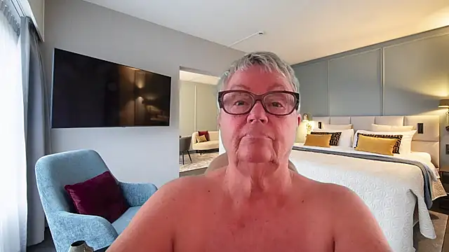GrannyChrissy68 online show from May 19, 2:35 pm