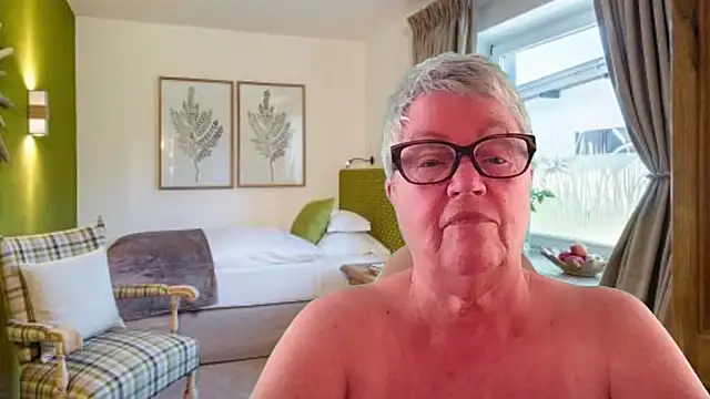GrannyChrissy68 online show from May 1, 2:33 pm