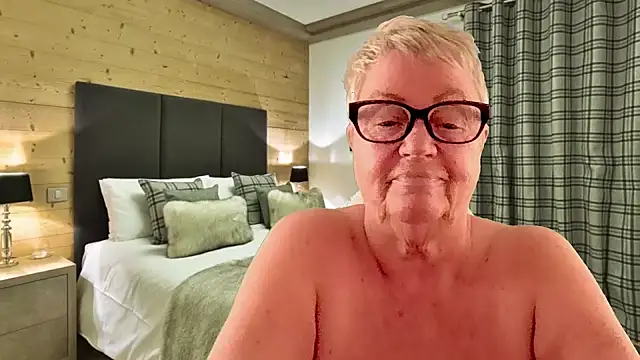 GrannyChrissy68 online show from April 2, 9:43 pm