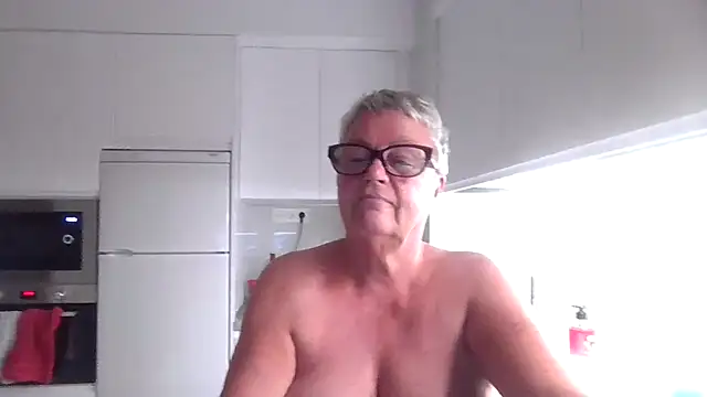 GrannyChrissy68 online show from October 16, 9:56 pm