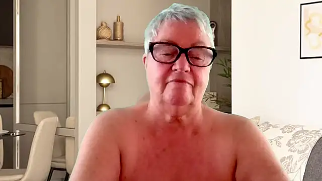 GrannyChrissy68 online show from April 17, 1:25 pm
