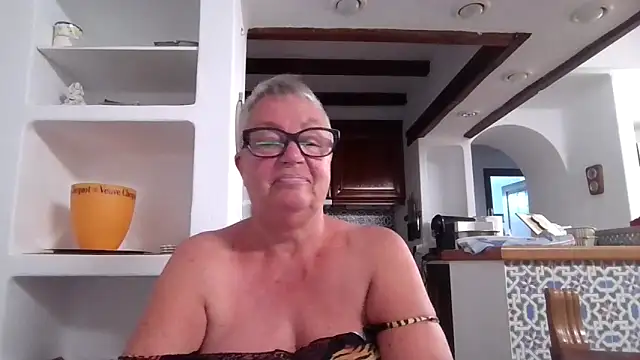 GrannyChrissy68 online show from October 24, 10:09 pm