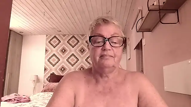 GrannyChrissy68 online show from March 1, 5:46 pm