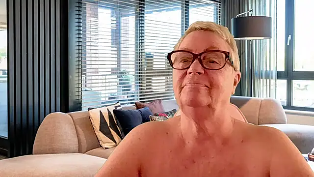 GrannyChrissy68 online show from April 4, 1:28 pm