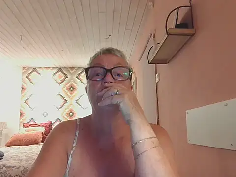 GrannyChrissy68 online show from November 7, 3:16 pm