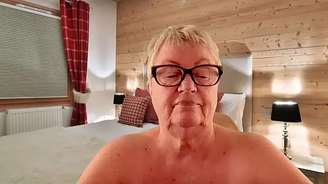 GrannyChrissy68 online show from March 31, 1:46 pm