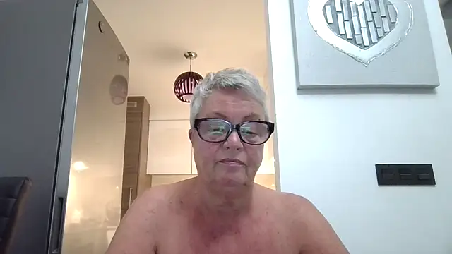 GrannyChrissy68 online show from September 30, 8:59 pm