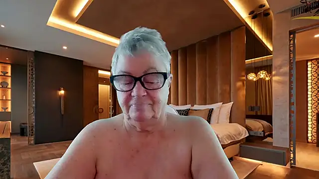 GrannyChrissy68 online show from December 18, 1:04 pm