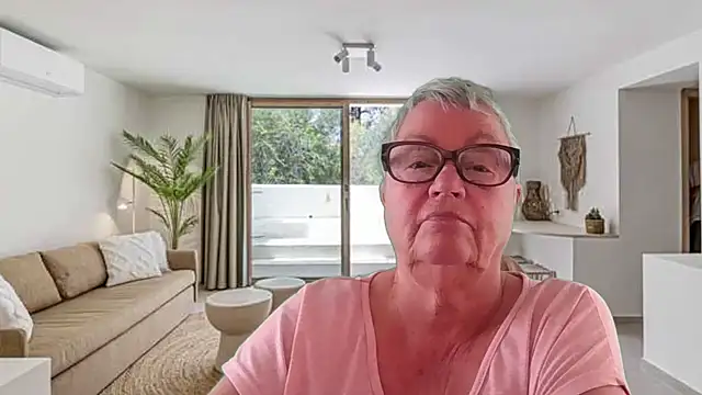 GrannyChrissy68 online show from May 12, 1:17 pm