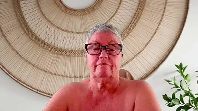 GrannyChrissy68 online show from May 15, 9:24 pm