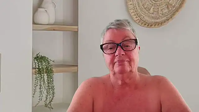 GrannyChrissy68 online show from May 27, 12:45 pm