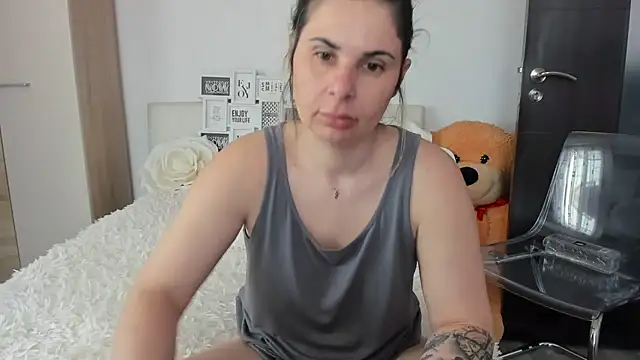 Snapshot of sweetemy4u chatting on April 20, 7:33 am sweetemy4u online show from April 20, 7:33 am