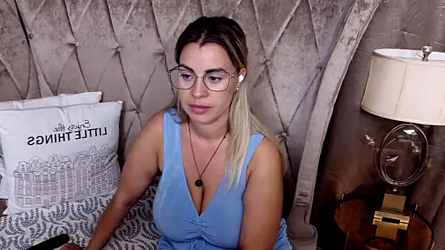 Snapshot of BustyGizelle chatting on July 7, 9:07 pm BustyGizelle online show from July 7, 9:07 pm