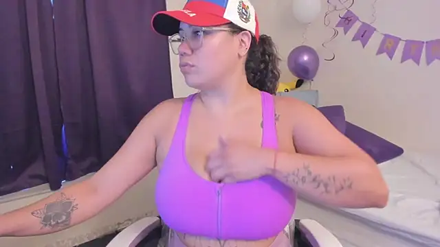 Snapshot of Bigt3ti chatting on June 17, 12:59 pm Bigt3ti online show from June 17, 12:59 pm