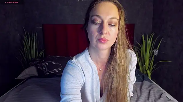 Snapshot of GwenCarter chatting on February 3, 3:17 pm GwenCarter online show from February 3, 3:17 pm