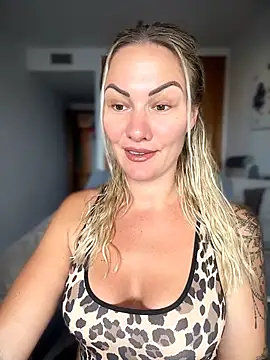 Snapshot of NastyMilf_ chatting on June 18, 8:35 am NastyMilf online show from June 18, 8:35 am