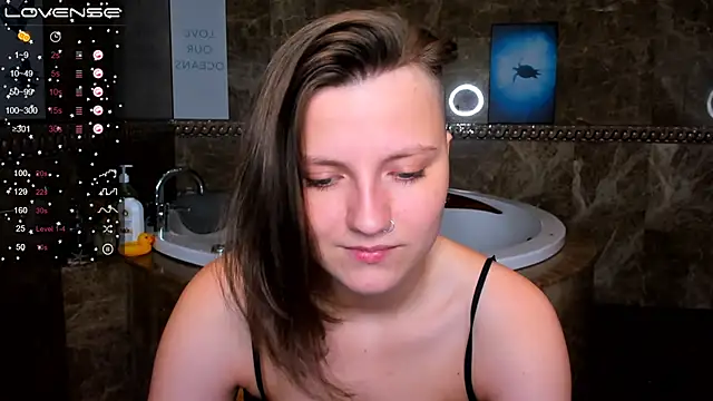 Snapshot of MelindaTin chatting on February 9, 3:53 am MelindaTin online show from February 9, 3:53 am
