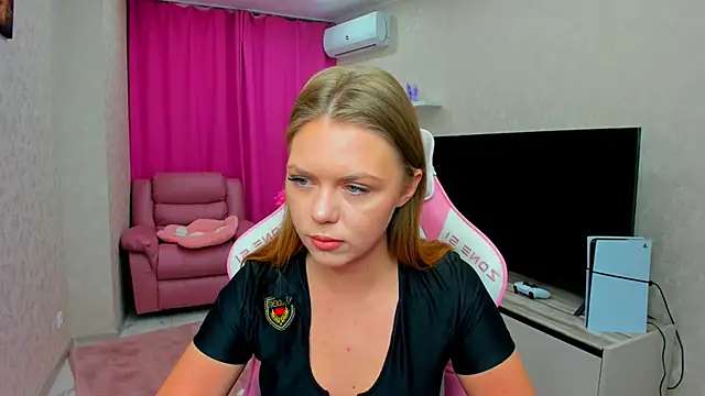 Strawberrye online show from February 22, 3:20 am