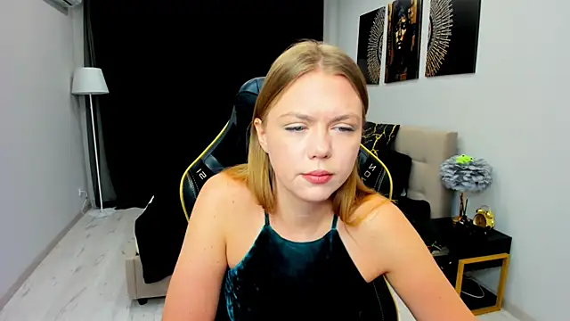 Strawberrye online show from February 24, 3:18 am