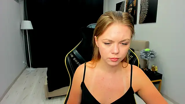 Strawberrye online show from February 13, 3:17 am