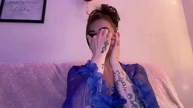 EmilyBlue online show from April 10, 6:59 pm