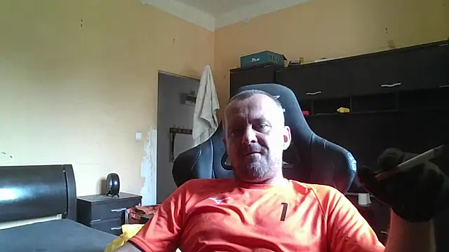 Snapshot of MrWhitePL chatting on August 5, 9:47 am MrWhitePL online show from August 5, 9:47 am