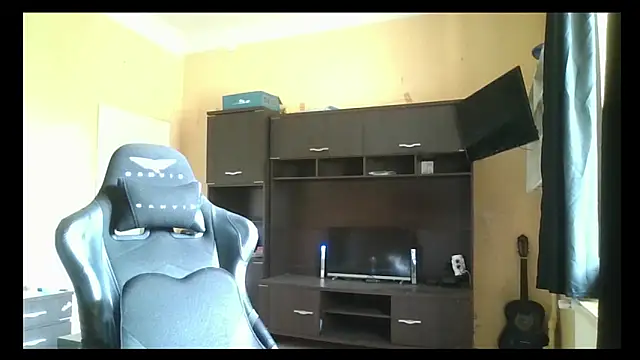 Snapshot of MrWhitePL chatting on June 5, 7:25 am MrWhitePL online show from June 5, 7:25 am