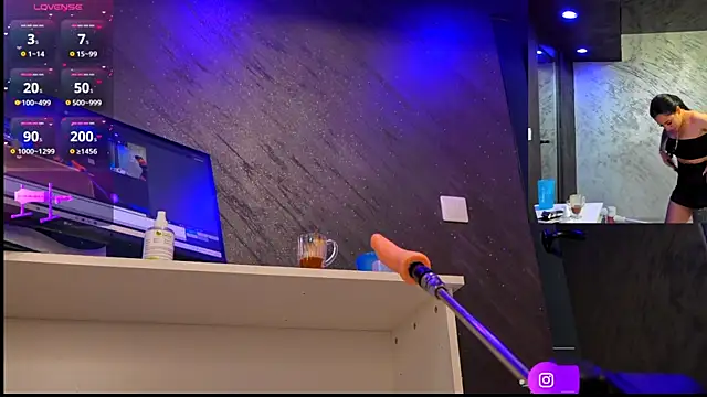 im-your-lovee online show from April 13, 6:17 am