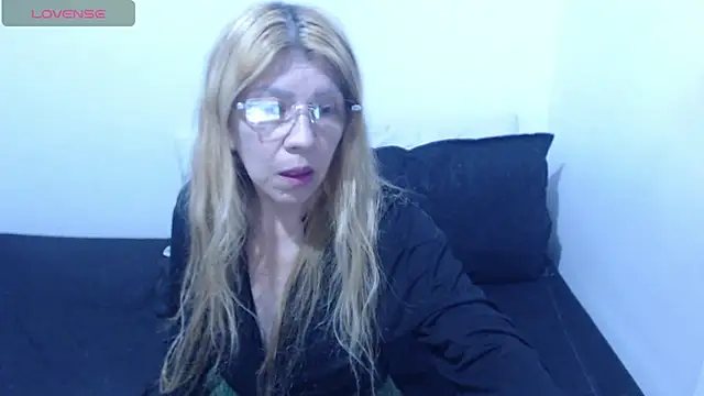 Snapshot of Dulce-Bella chatting on June 23, 8:40 pm Dulce-Bella online show from June 23, 8:40 pm