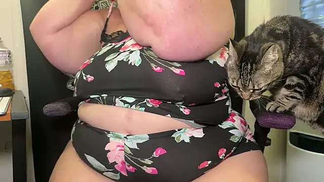 Snapshot of Miss_Phat_Booty chatting on October 24, 1:26 am Miss Phat Booty online show from October 24, 1:26 am