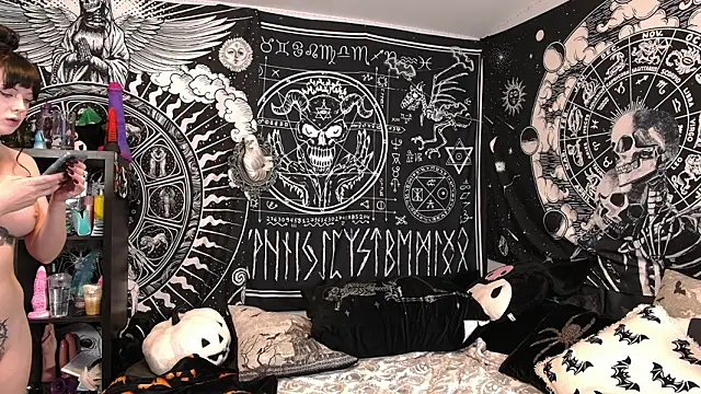 EVILYN online show from March 23, 6:19 pm