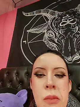 EVILYN online show from March 15, 4:35 am