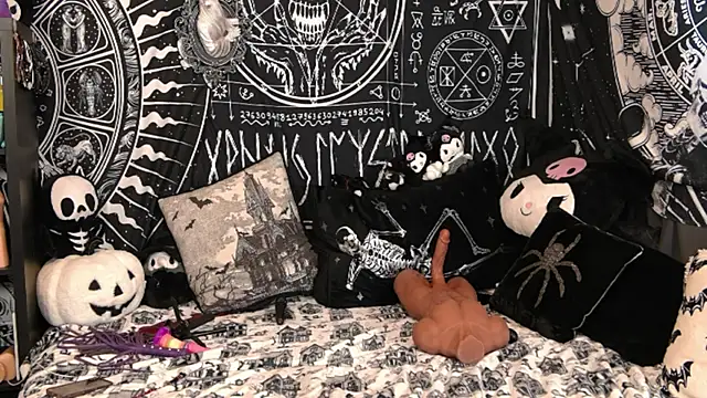 EVILYN online show from February 18, 8:27 pm