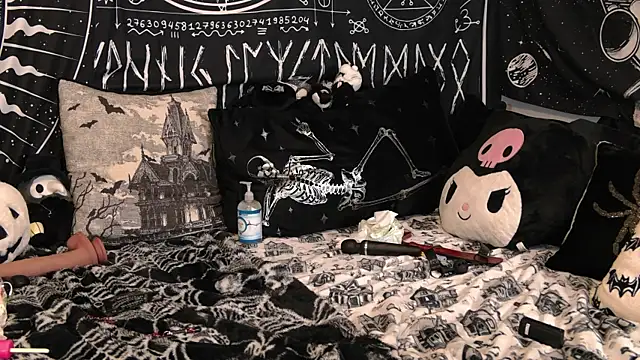 EVILYN online show from March 31, 6:21 pm