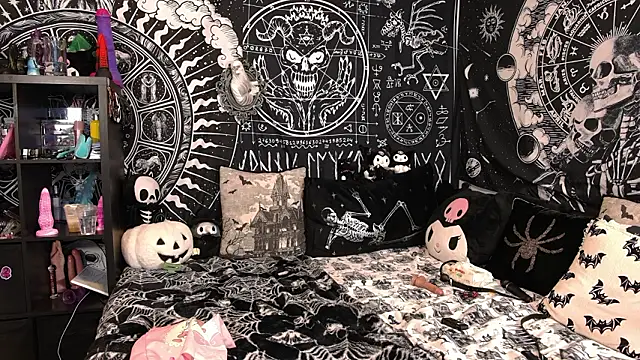 EVILYN online show from March 24, 7:58 pm