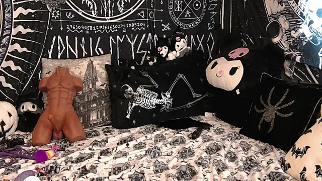 EVILYN online show from February 19, 7:00 pm