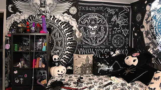 EVILYN online show from February 13, 8:09 pm