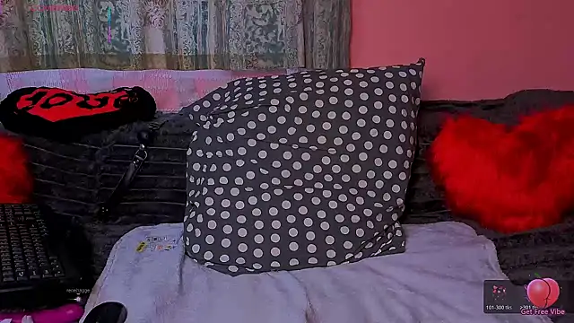 UrNaughtyGfMilf online show from November 2, 6:40 am