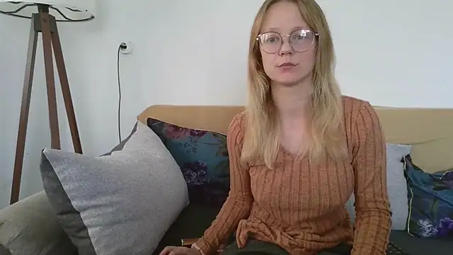 little-leni online show from October 22, 8:58 am