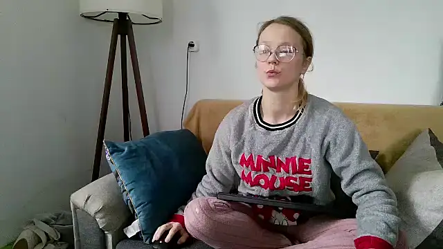 little-leni online show from December 16, 8:40 am