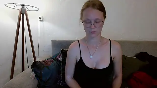 little-leni online show from April 25, 8:06 pm