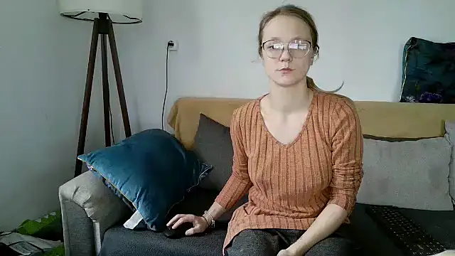 little-leni online show from December 15, 8:20 am