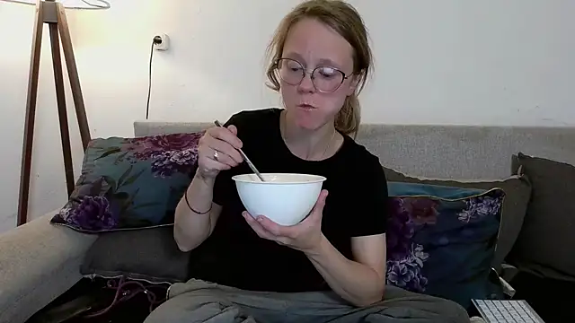 little-leni online show from April 10, 8:38 pm